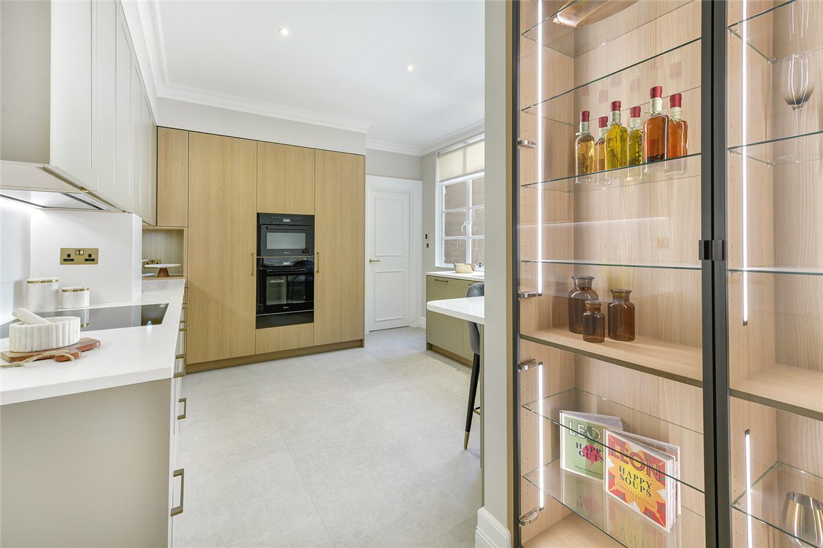 3 bedroom flat, Grosvenor Square, Mayfair W1K - Available