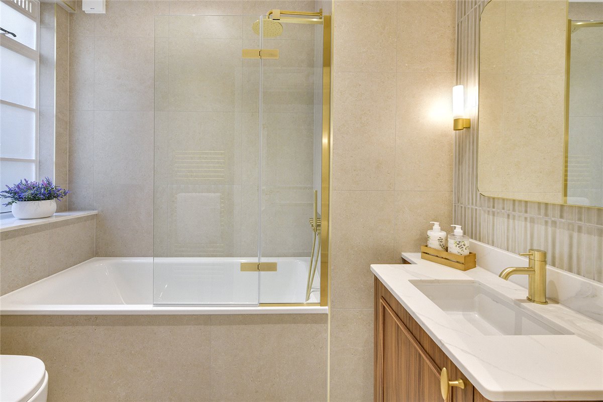 3 bedroom flat, Grosvenor Square, Mayfair W1K - Available