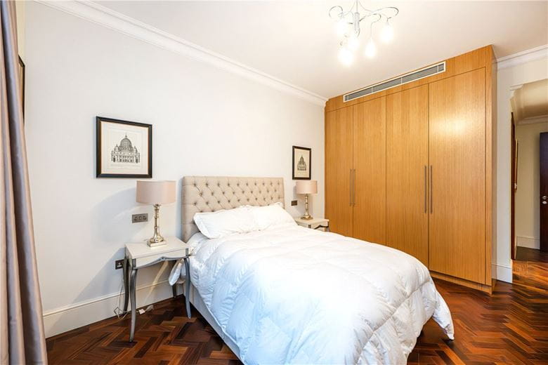 2 bedroom flat, Grosvenor Square, Mayfair W1K - Available