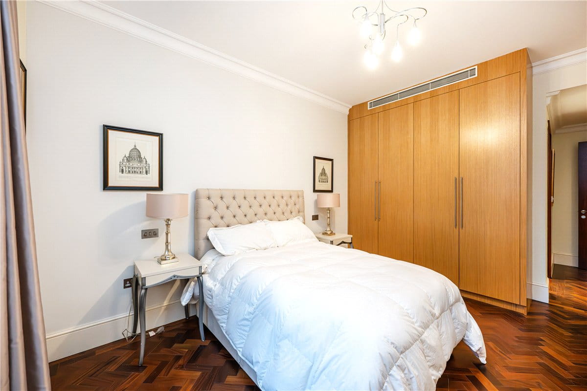 2 bedroom flat, Grosvenor Square, Mayfair W1K - Available