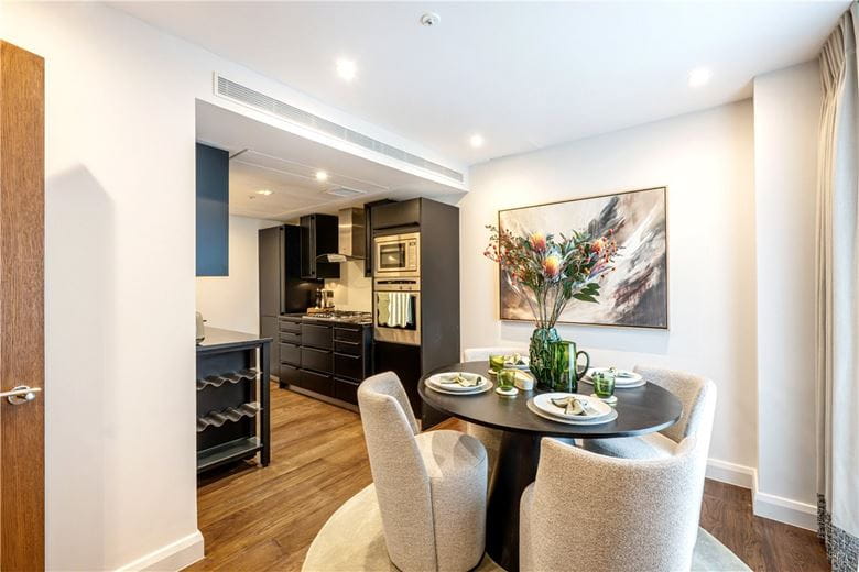 2 bedroom flat, North Row, Mayfair W1K - Available