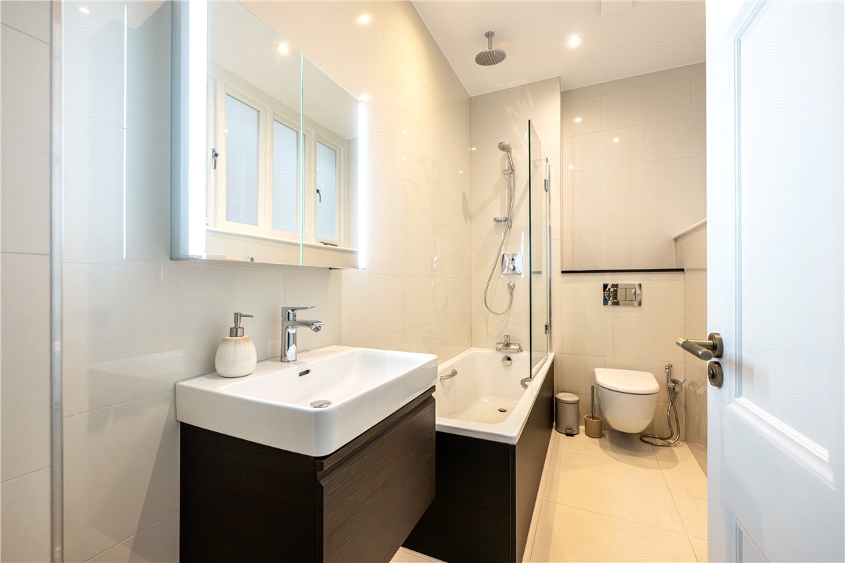 2 bedroom flat, Stratton Street, London W1J - Available