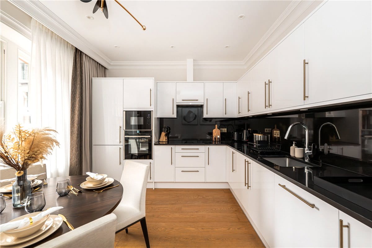 2 bedroom flat, Stratton Street, London W1J - Available