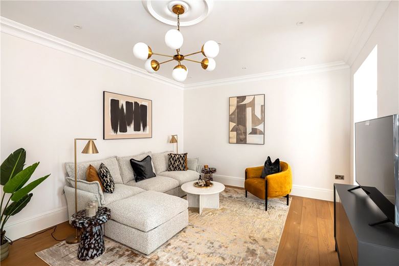 2 bedroom flat, Stratton Street, London W1J - Available