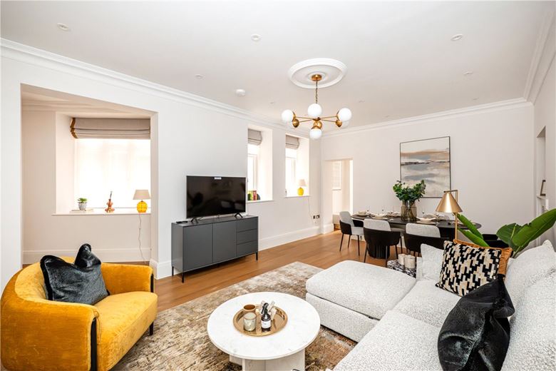 2 bedroom flat, Stratton Street, London W1J - Available