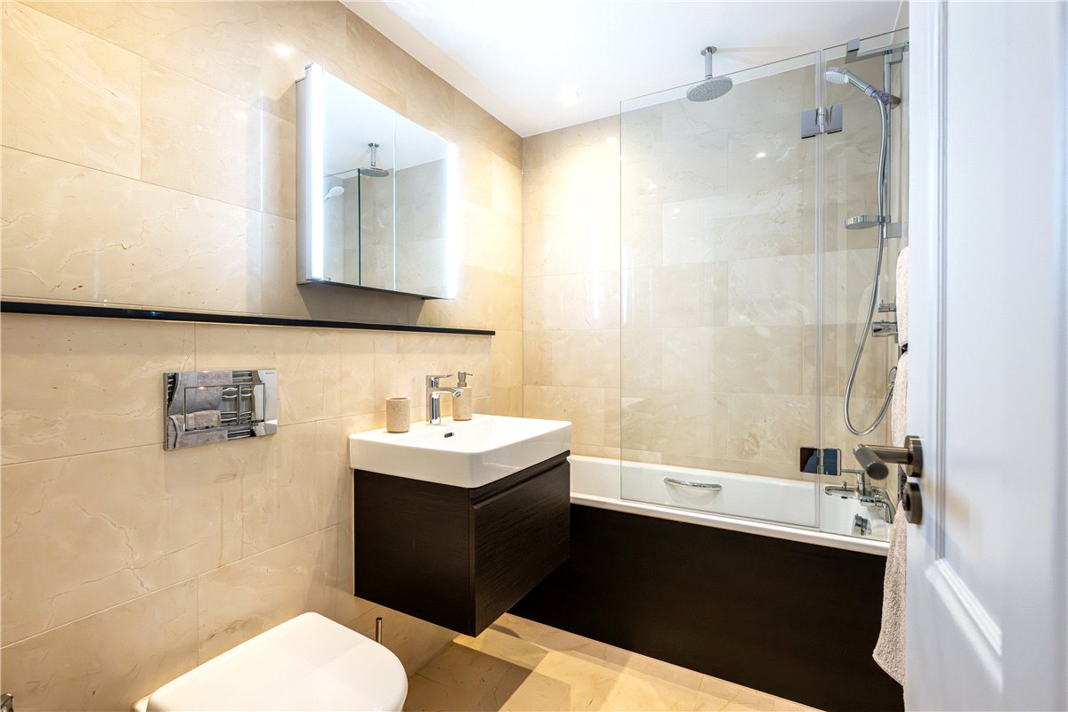 3 bedroom flat, Stratton Street, London W1J - Available