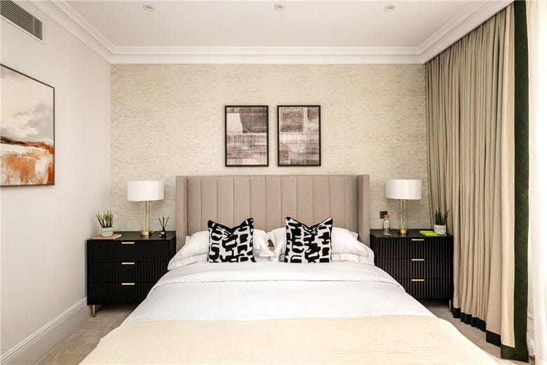 3 bedroom flat, Stratton Street, London W1J - Available