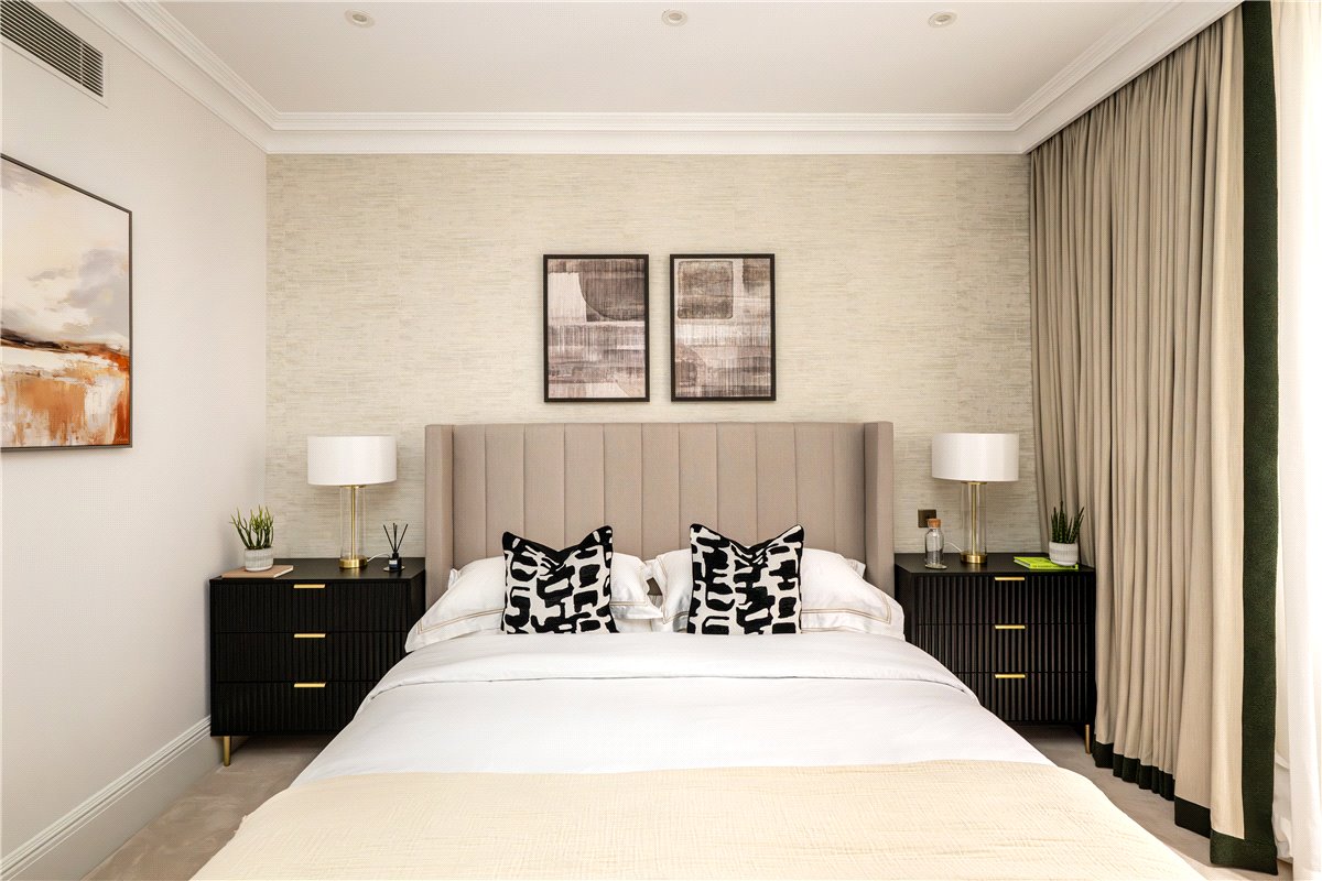 3 bedroom flat, Stratton Street, London W1J - Available