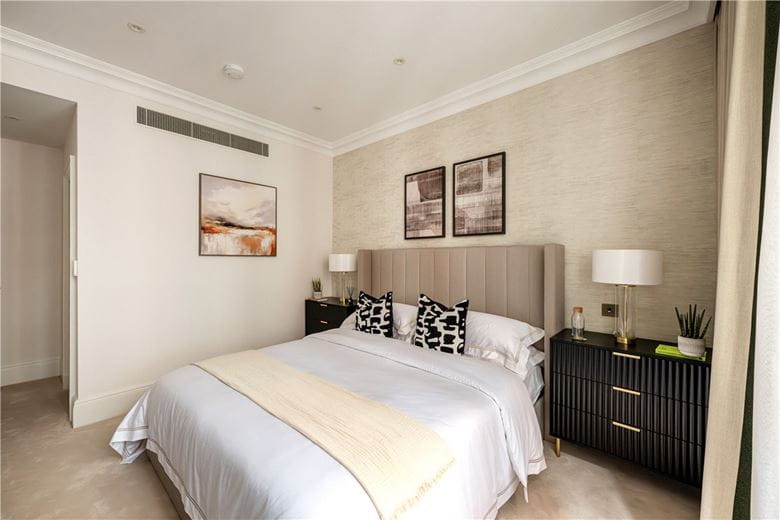 3 bedroom flat, Stratton Street, London W1J - Available