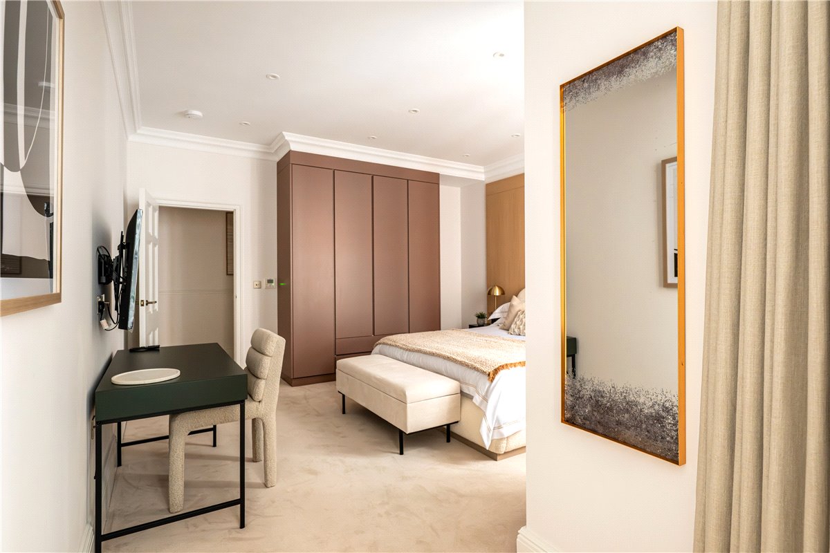 3 bedroom flat, Stratton Street, London W1J - Available