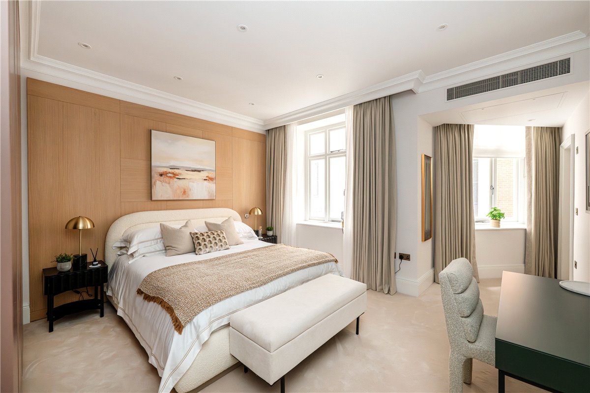 3 bedroom flat, Stratton Street, London W1J - Available