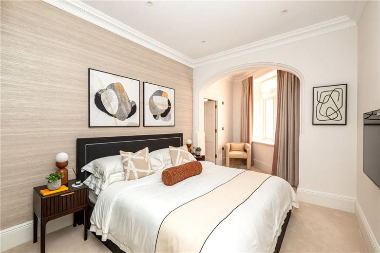 3 bedroom flat, Stratton Street, London W1J - Available