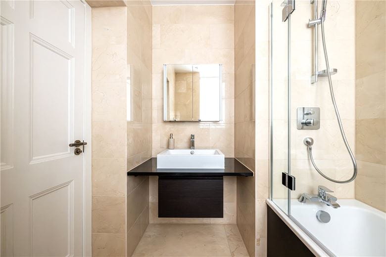 3 bedroom flat, Stratton Street, London W1J - Available