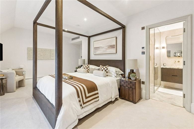 3 bedroom flat, Stratton Street, London W1J - Available