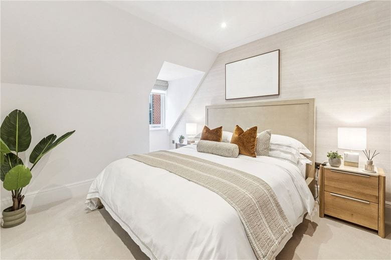 3 bedroom flat, Stratton Street, London W1J - Available