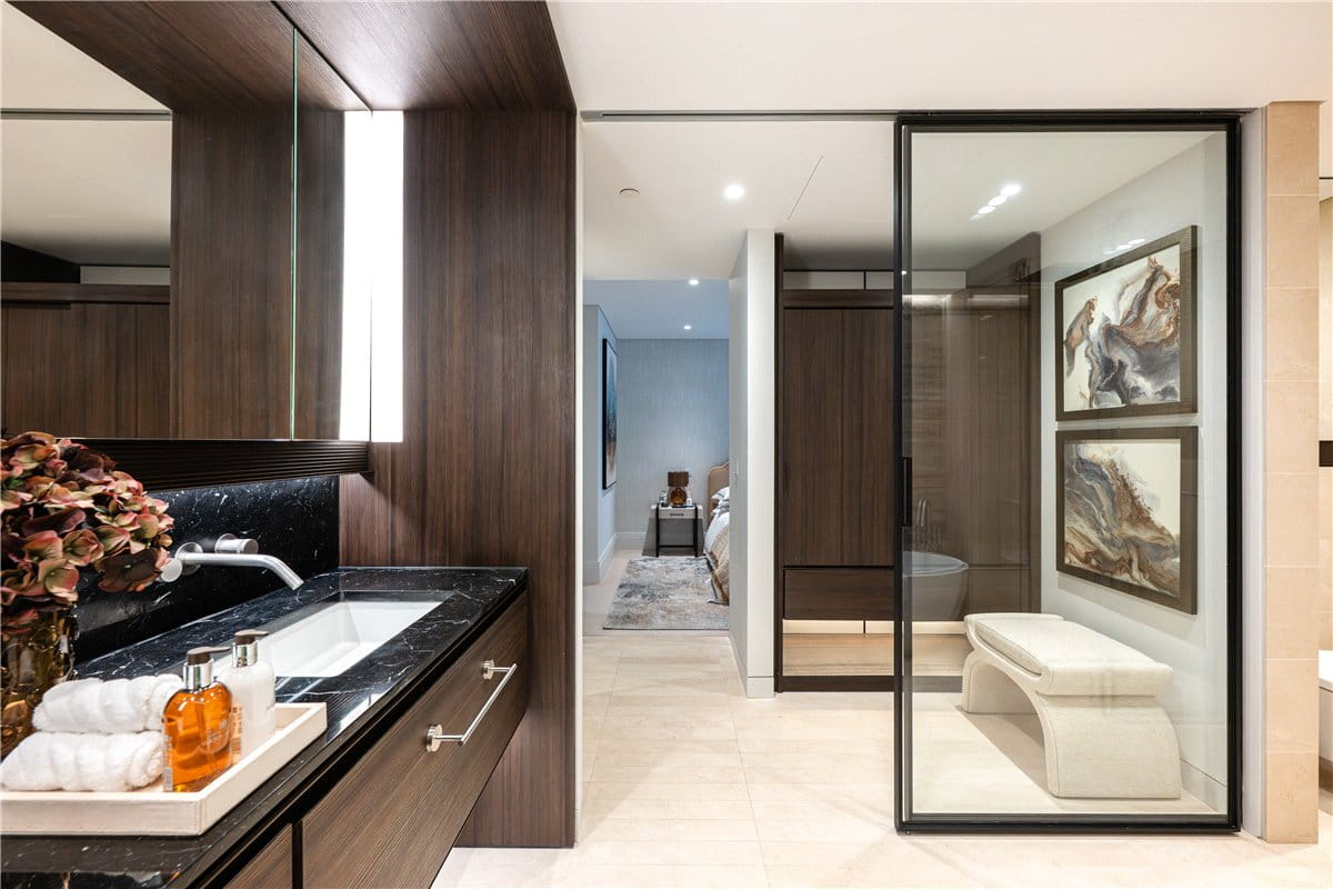 2 bedroom flat, Cork Street, Mayfair W1S - Available