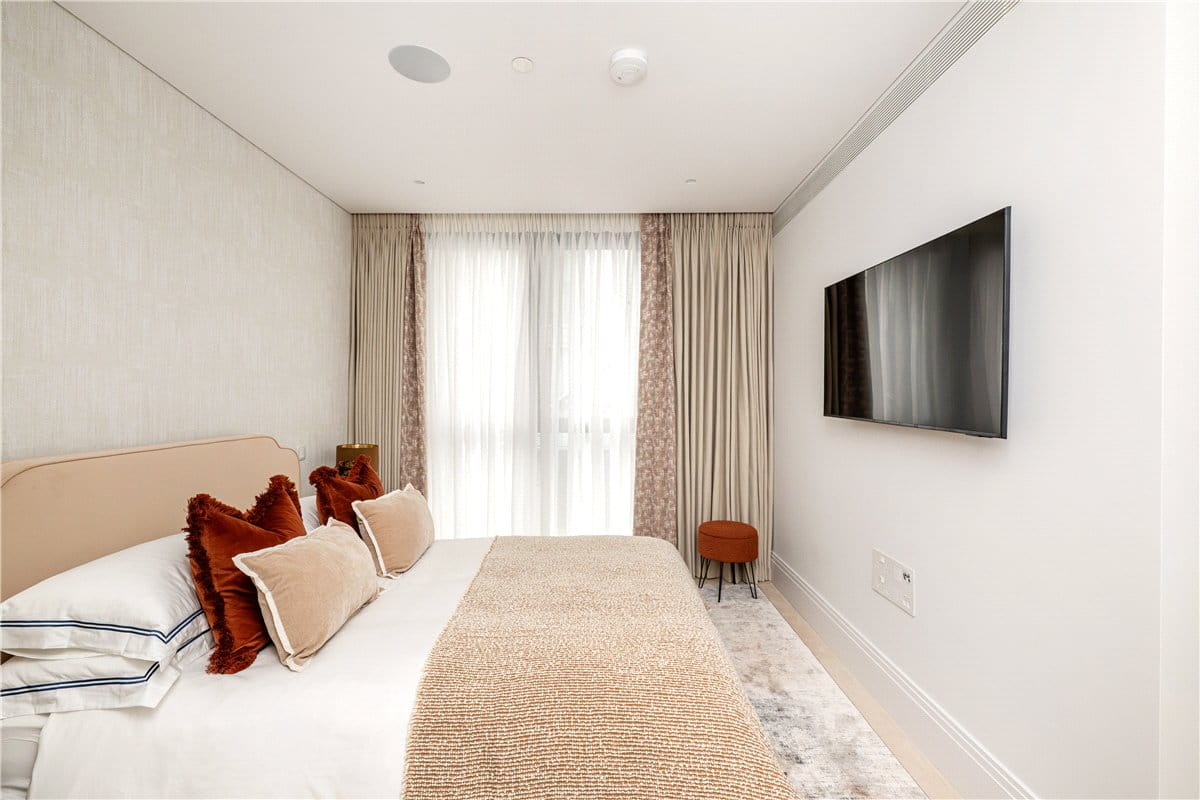 2 bedroom flat, Cork Street, Mayfair W1S - Available