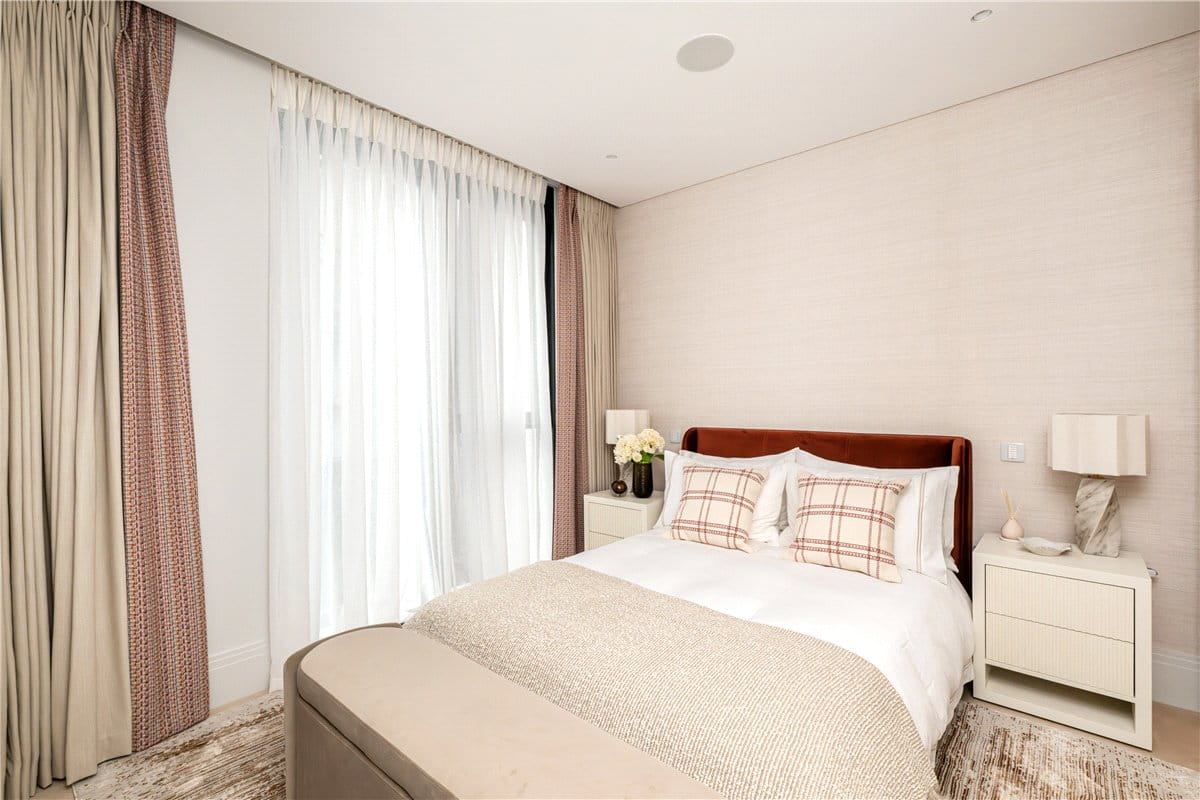 2 bedroom flat, Cork Street, Mayfair W1S - Available