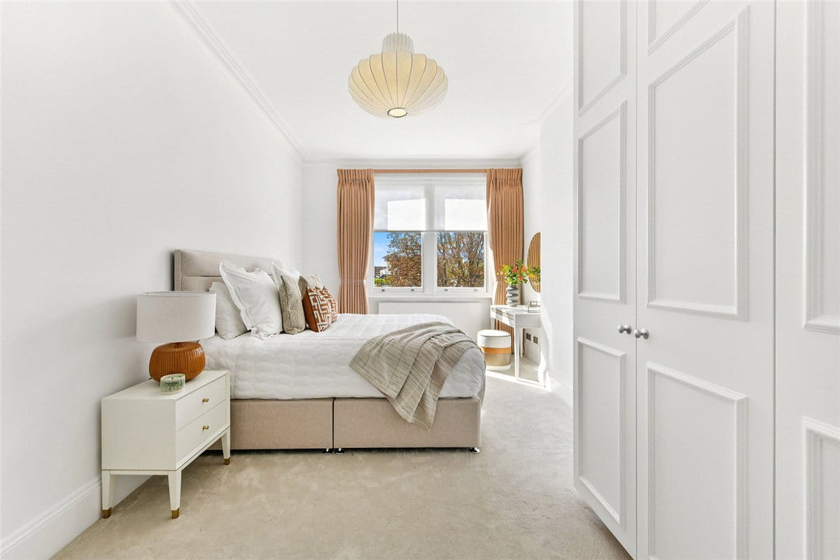 4 bedroom flat, St Georges Court, Gloucester Road SW7 - Available