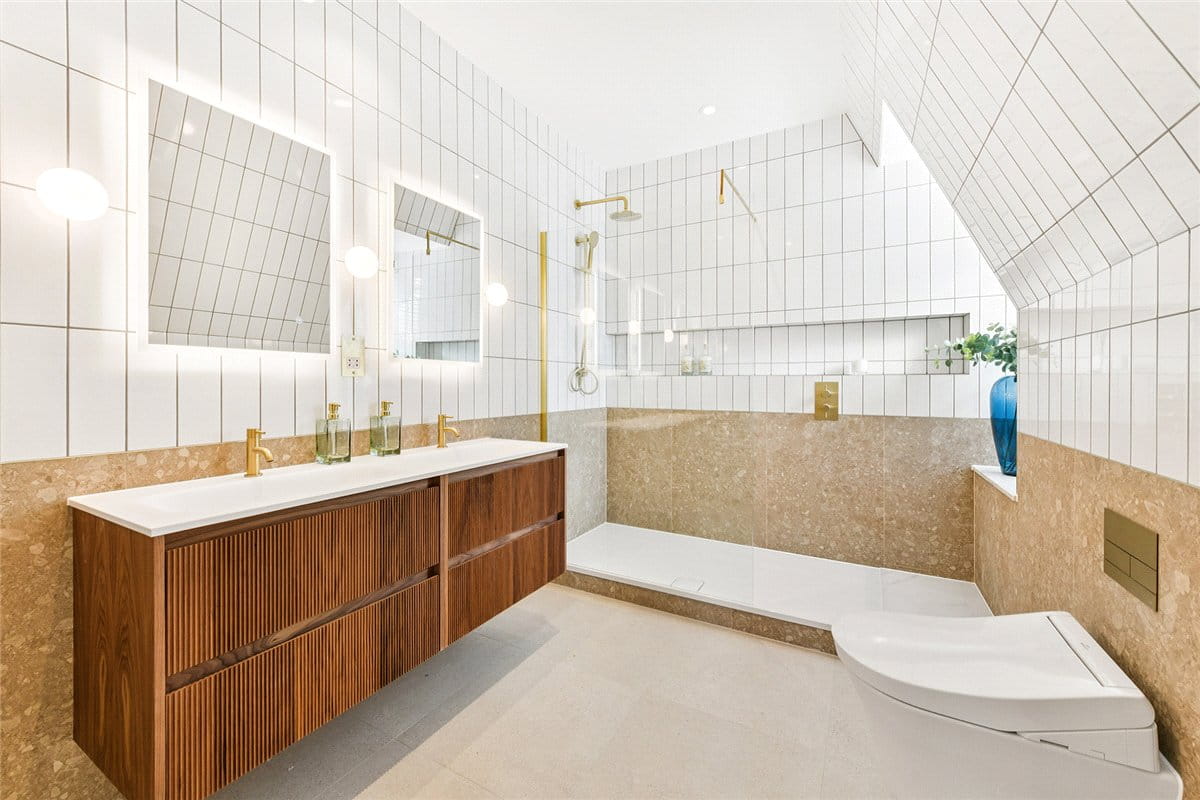 4 bedroom flat, St Georges Court, Gloucester Road SW7 - Available