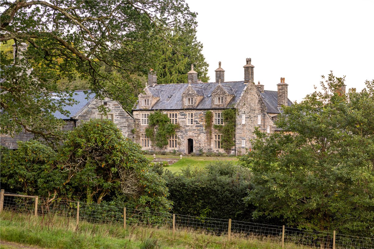 11 bedroom house, Talsarnau, Gwynedd LL47 - Available