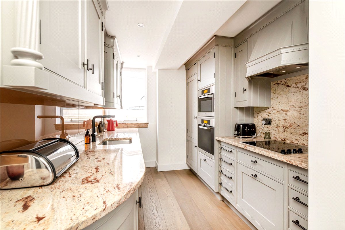 2 bedroom flat, Bourdon Street, London W1K - Available