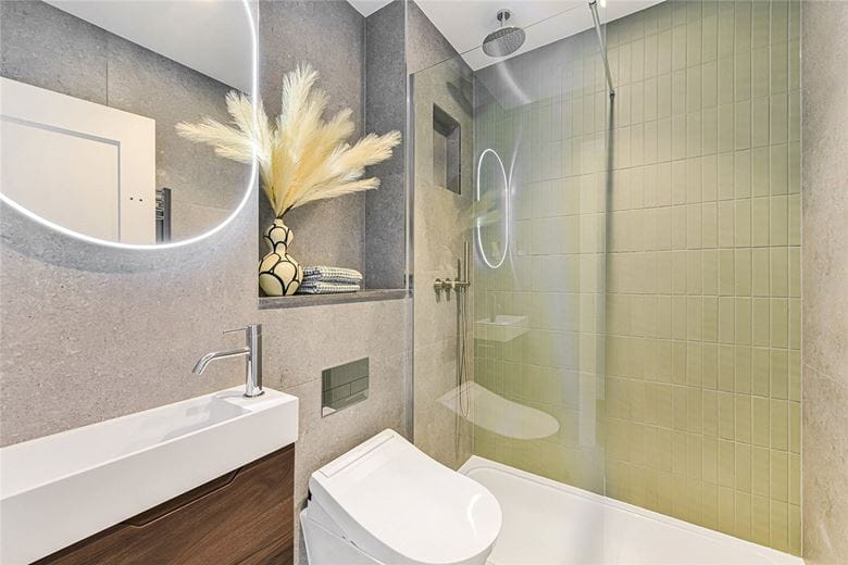 2 bedroom flat, Richmond Court, 200 Sloane Street SW1X - Available
