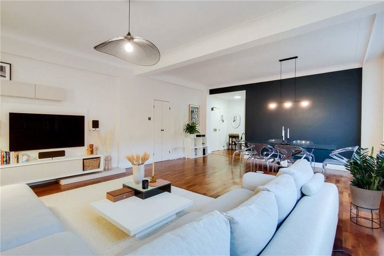 2 bedroom flat, Portland Place, Marylebone W1B - Available