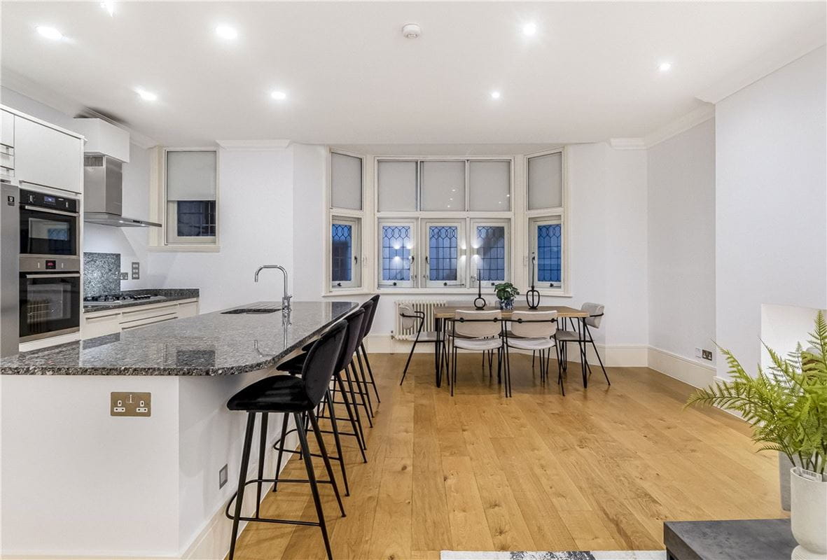 2 bedroom flat, Devonshire Place, Marylebone W1G - Available