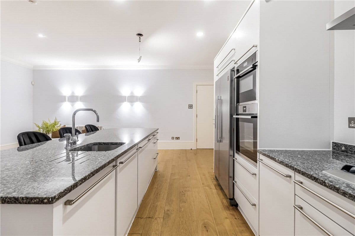 2 bedroom flat, Devonshire Place, Marylebone W1G - Available
