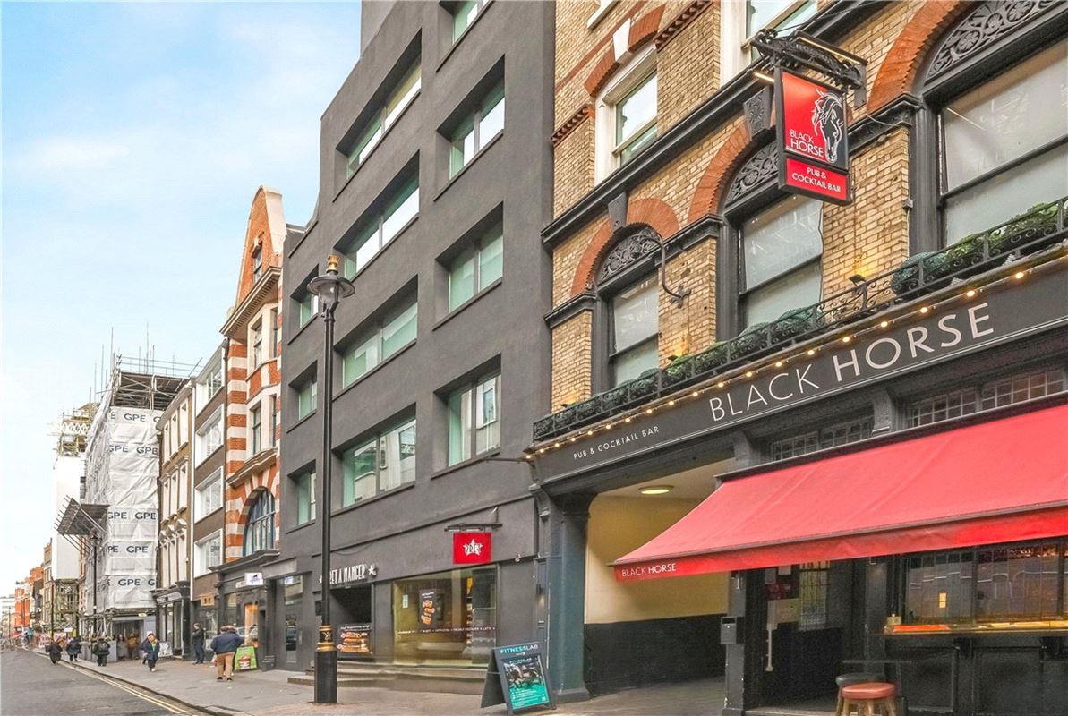 3 bedroom flat, Rathbone Place, Fitzrovia W1T - Available