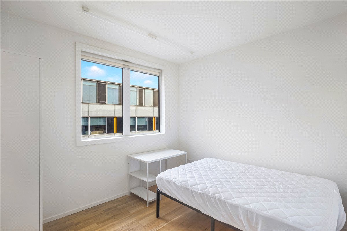3 bedroom flat, Rathbone Place, Fitzrovia W1T - Available