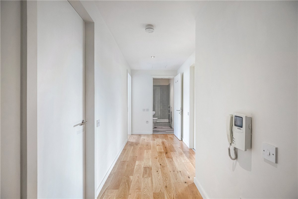 3 bedroom flat, Rathbone Place, Fitzrovia W1T - Available