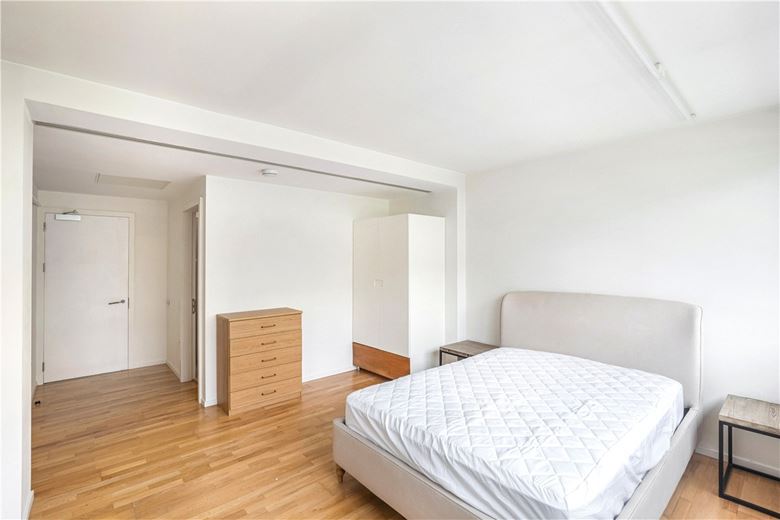3 bedroom flat, Rathbone Place, Fitzrovia W1T - Available