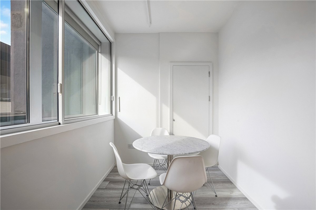 3 bedroom flat, Rathbone Place, Fitzrovia W1T - Available