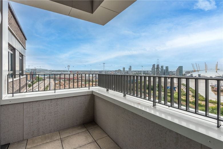 3 bedroom flat, Heartwell Avenue, London E16 - Let Agreed
