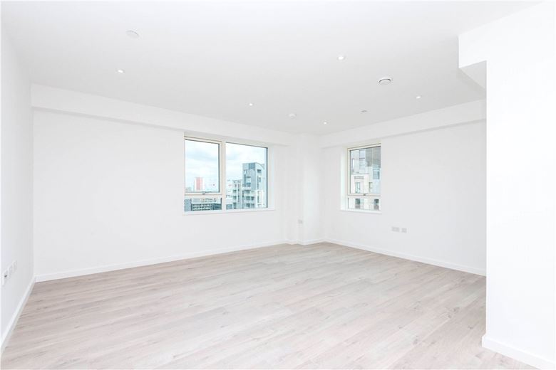 3 bedroom flat, Heartwell Avenue, London E16