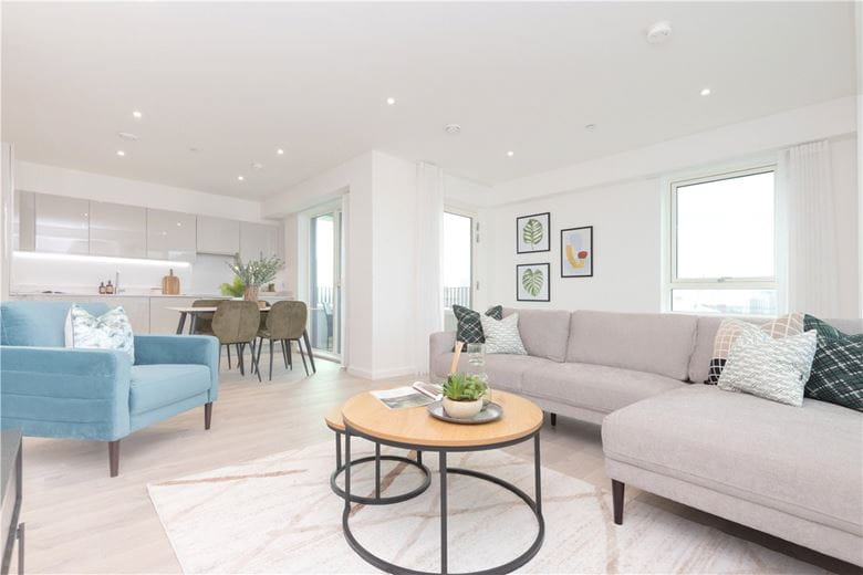 3 bedroom flat, Heartwell Avenue, London E16