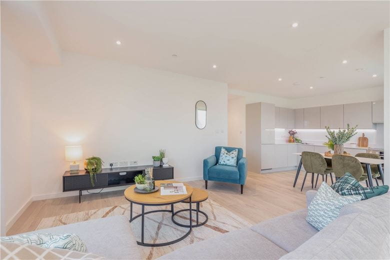 3 bedroom flat, Heartwell Avenue, London E16