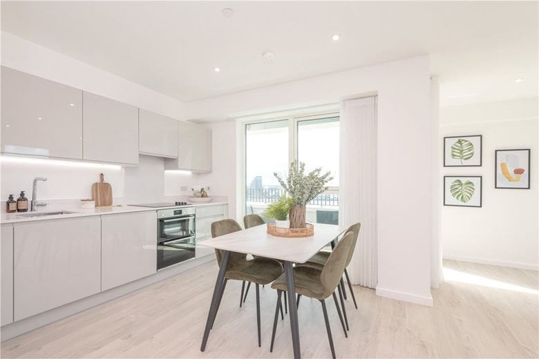 3 bedroom flat, Heartwell Avenue, London E16