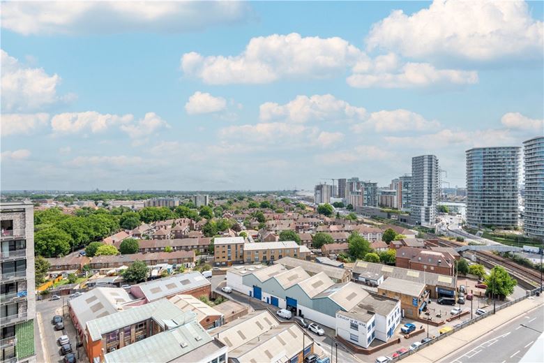 2 bedroom flat, Heartwell Avenue, London E16 - Let Agreed
