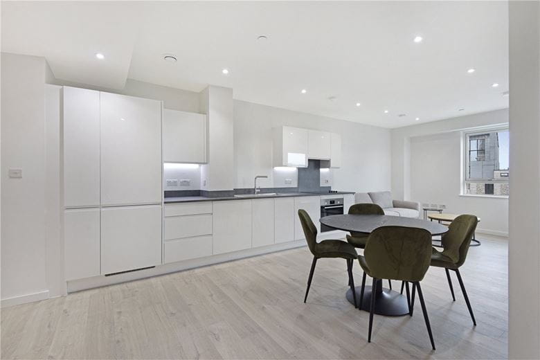 1 bedroom flat, Heartwell Avenue, London E16 - Available