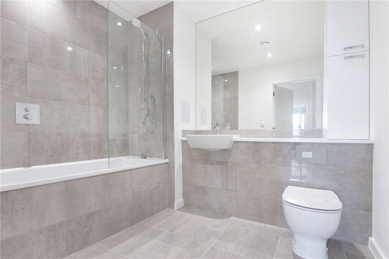 2 bedroom flat, Heartwell Avenue, London E16 - Available