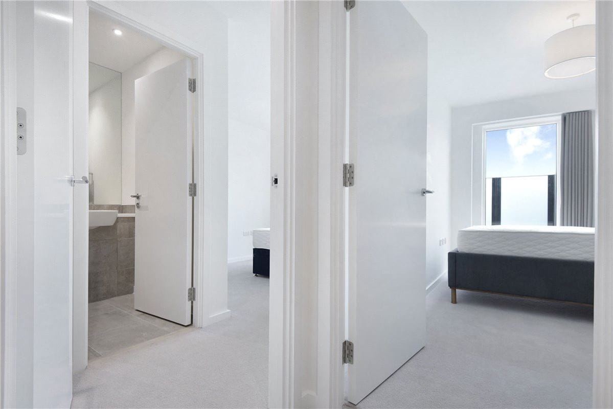 2 bedroom flat, Heartwell Avenue, London E16 - Available