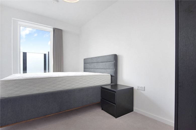 2 bedroom flat, Heartwell Avenue, London E16 - Available