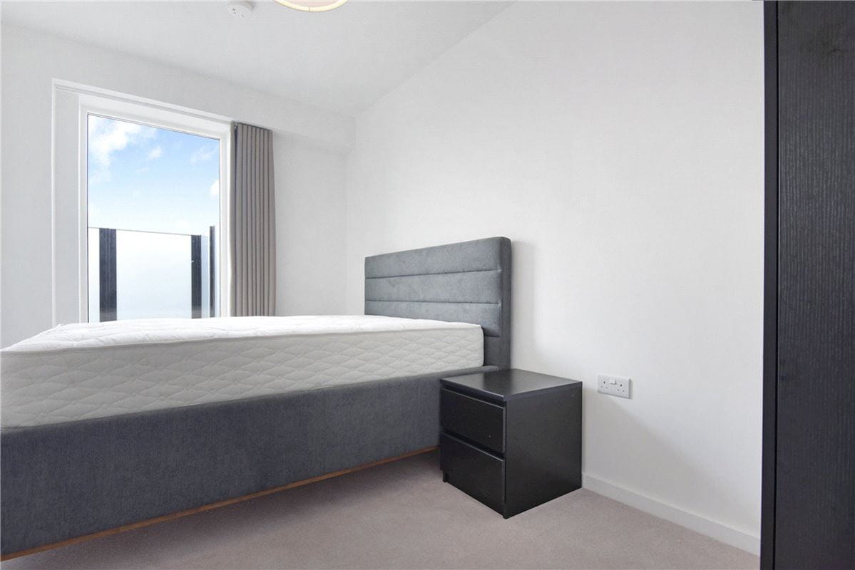 2 bedroom flat, Heartwell Avenue, London E16 - Available