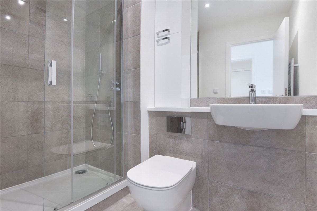 2 bedroom flat, Heartwell Avenue, London E16 - Available