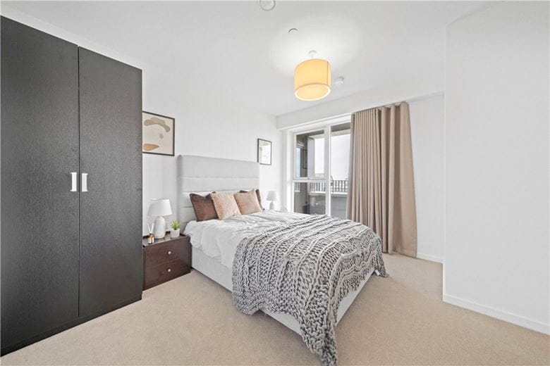 3 bedroom flat, Heartwell Avenue, London E16 - Available