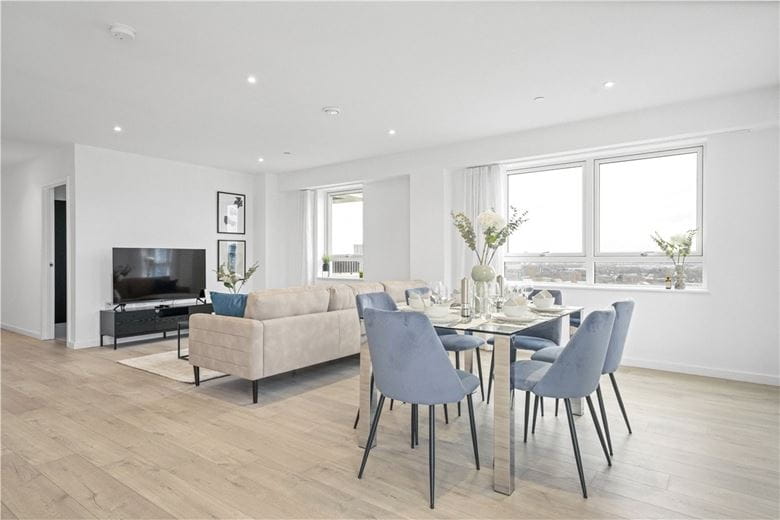 3 bedroom flat, Heartwell Avenue, London E16 - Available