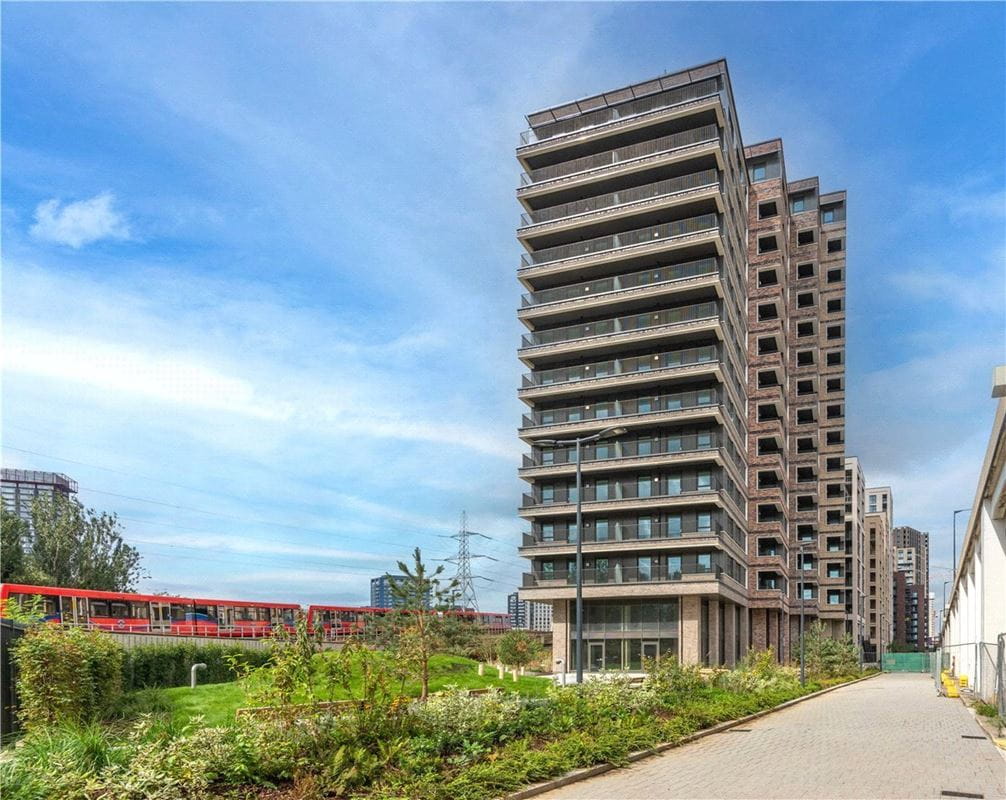 2 bedroom flat, Heartwell Avenue, London E16 - Let Agreed